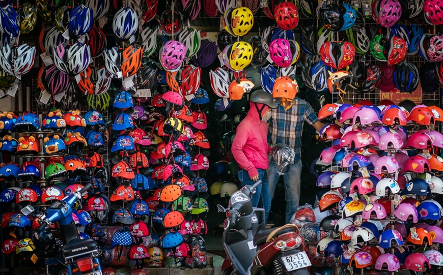 Cửa hàng bán mũ bảo hiểm.