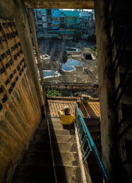 Nắng chiều trong chung cư cũ ở Soái Kình Lâm, chợ Lớn, quận 5.