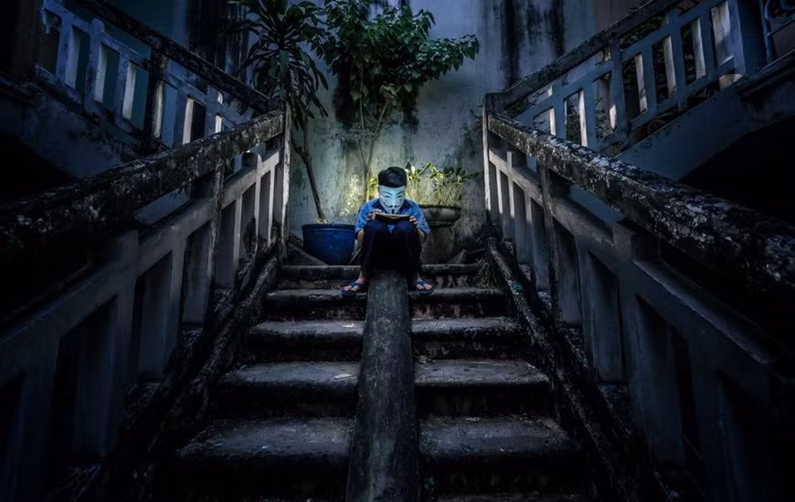 Cầu thang ở một khu chung cư cũ ở Sài Gòn. 