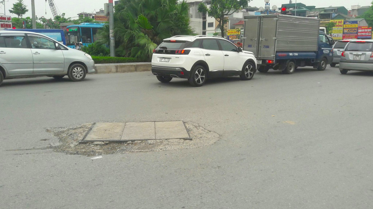 Nhiều xe tải qua lại nhiều trên đường Hoàng Quốc Việt ngày càng sụt lún, hư hỏng nặng.