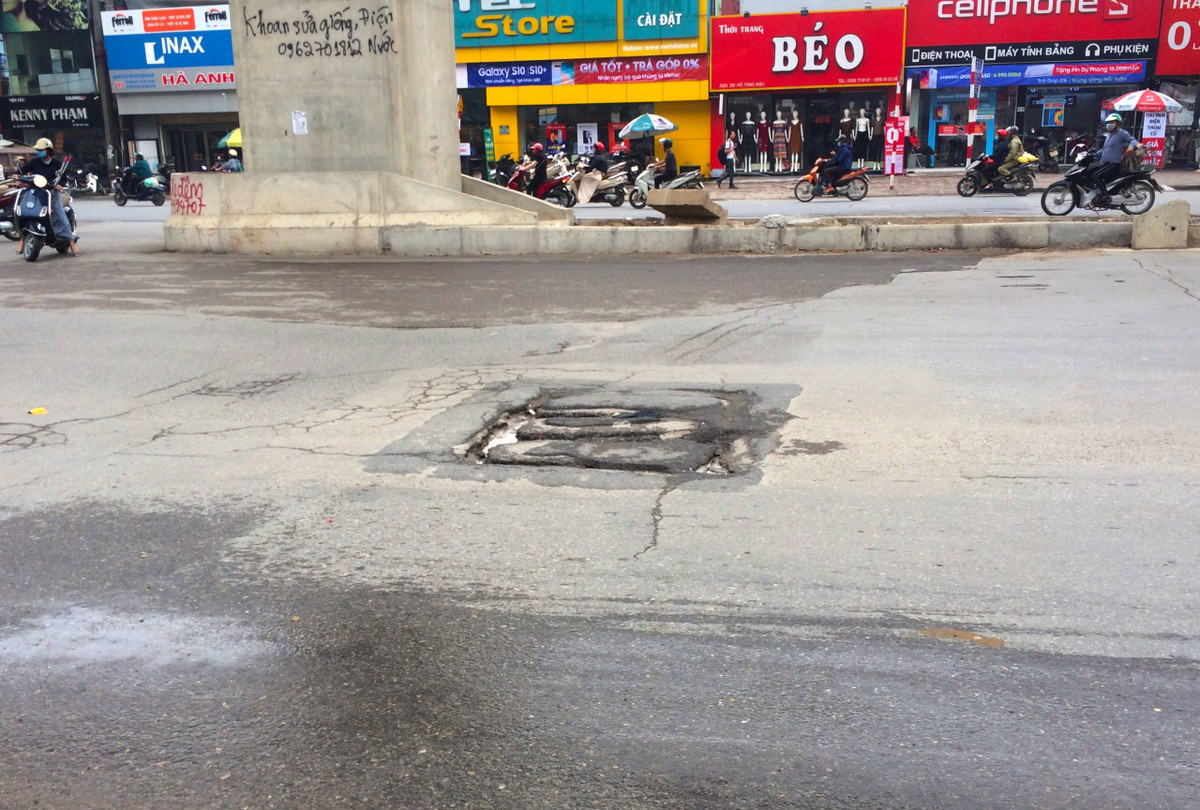 Nắp cống bị hư hại nặng tại đường Hồ Tùng Mậu. 