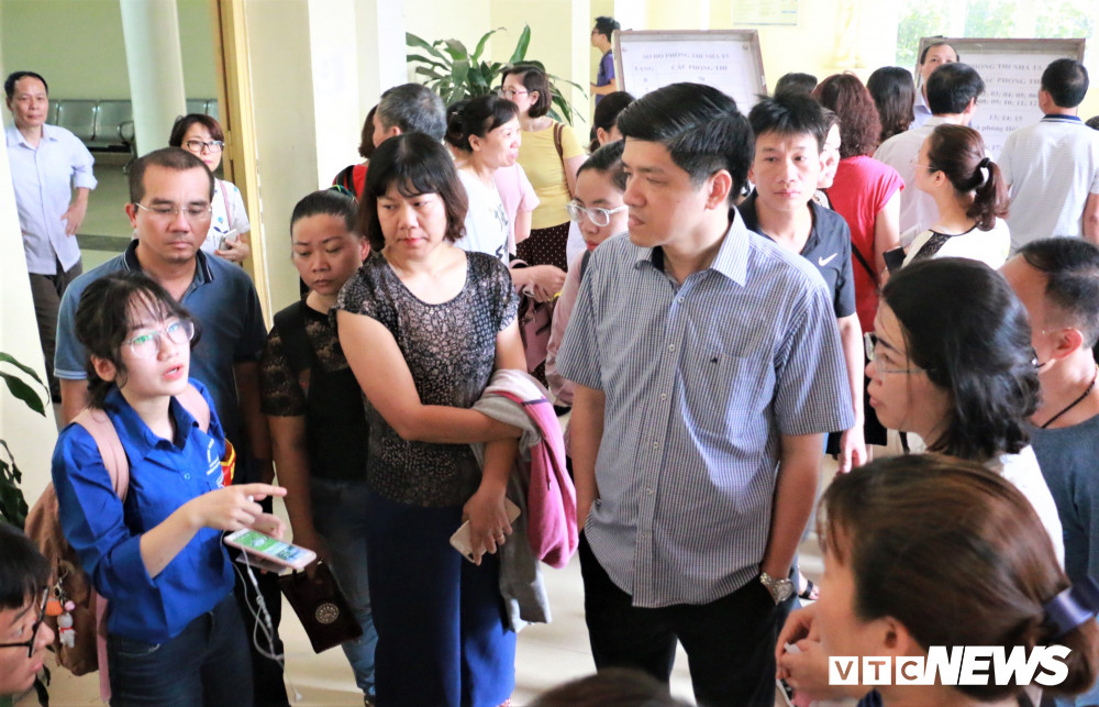 Từ sáng sớm, nhiều phụ huynh đưa con em đến trường để dự thi và nghe các tình nguyện viên hướng dẫn về các quy định cũng như chỗ ngồi dành cho các bậc phụ huynh trong thời gian chờ đợi.