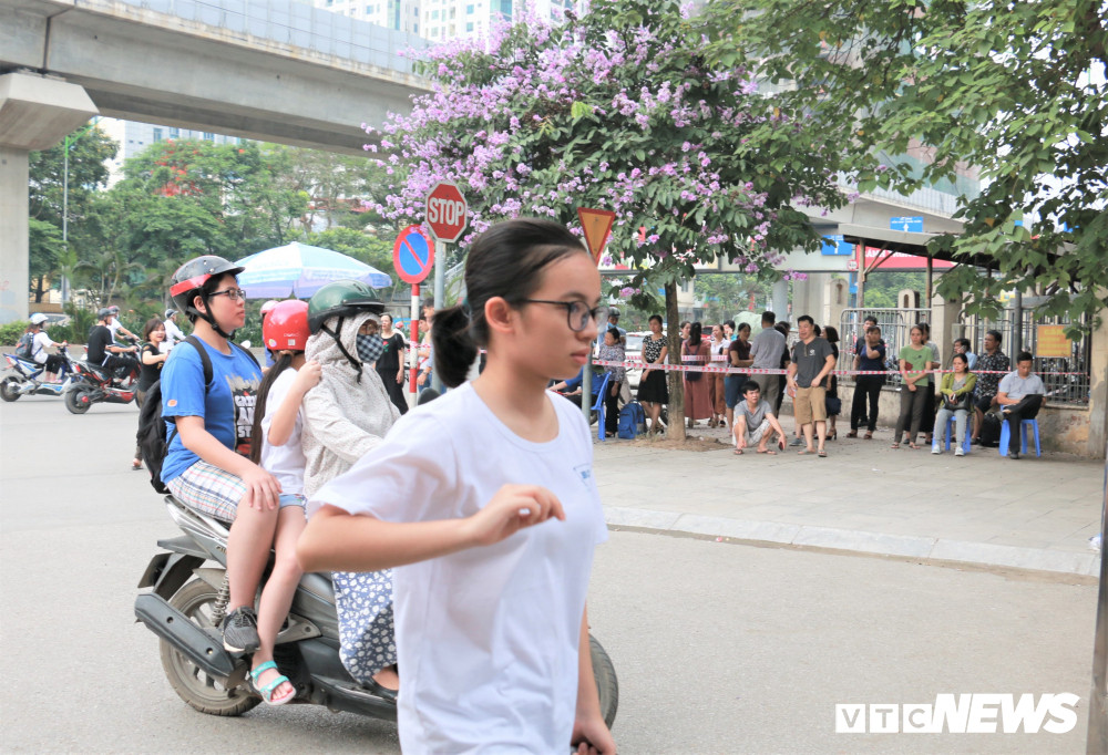 Theo kế hoạch, sáng nay các thí sinh dự thi môn Ngữ văn. Trong ảnh, một em vội vã chạy vào các khu vực phòng thi do đến muộn.