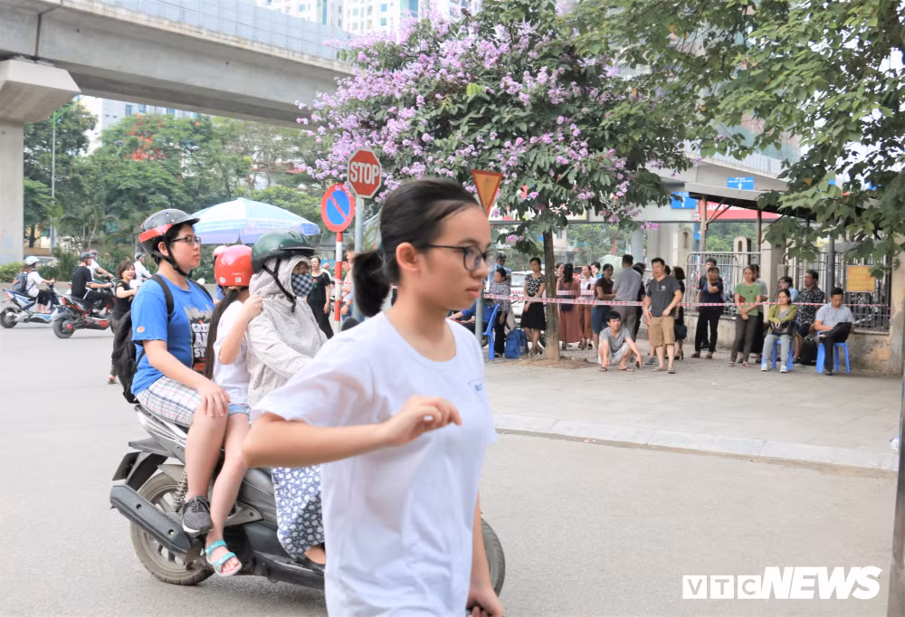 Theo kế hoạch, sáng nay các thí sinh dự thi môn Ngữ văn. Trong ảnh, một em vội vã chạy vào các khu vực phòng thi do đến muộn.