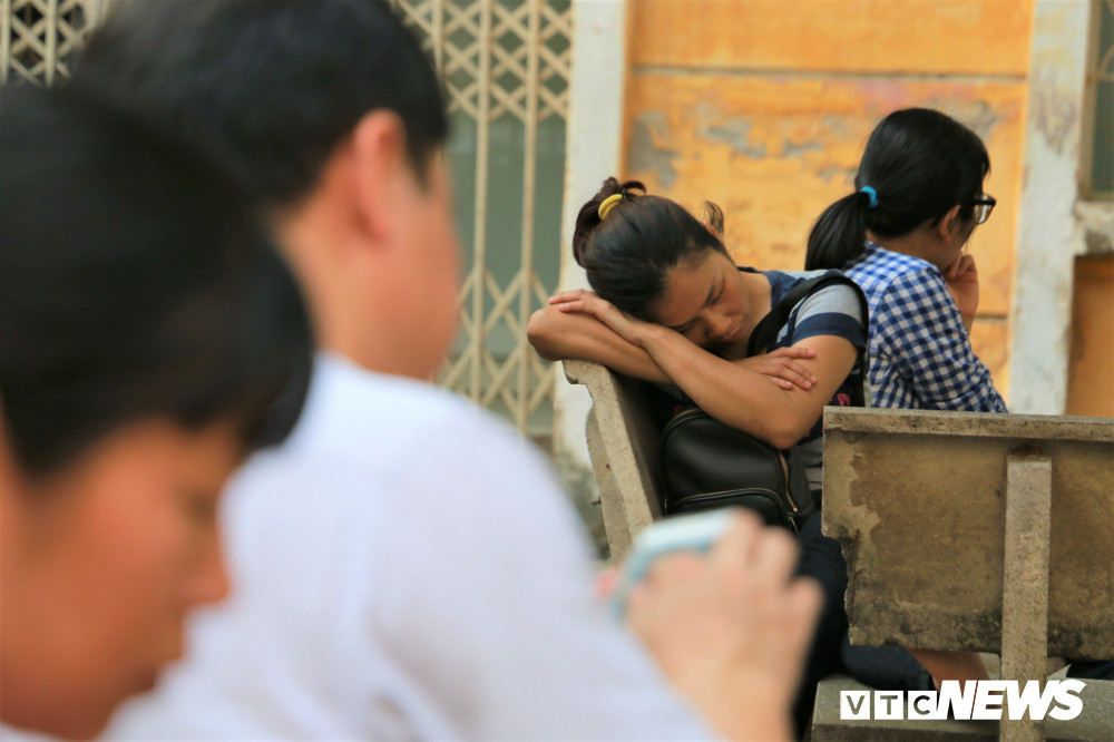 Trường Chuyên Khoa học Tự nhiên sẽ tổ chức thi trong 2 ngày, 26 và 27/5. Thí sinh sẽ làm 3 bài thi gồm Ngữ văn, Toán (vòng 1) và môn chuyên (vòng 2). Đề thi môn Toán ở vòng 1 và môn chuyên ở hình thức tự luận, môn Ngữ văn là trắc nghiệm kết hợp tự luận.