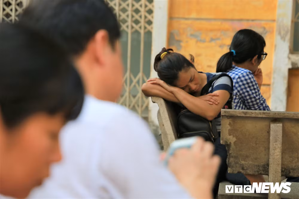 Trường Chuyên Khoa học Tự nhiên sẽ tổ chức thi trong 2 ngày, 26 và 27/5. Thí sinh sẽ làm 3 bài thi gồm Ngữ văn, Toán (vòng 1) và môn chuyên (vòng 2). Đề thi môn Toán ở vòng 1 và môn chuyên ở hình thức tự luận, môn Ngữ văn là trắc nghiệm kết hợp tự luận.