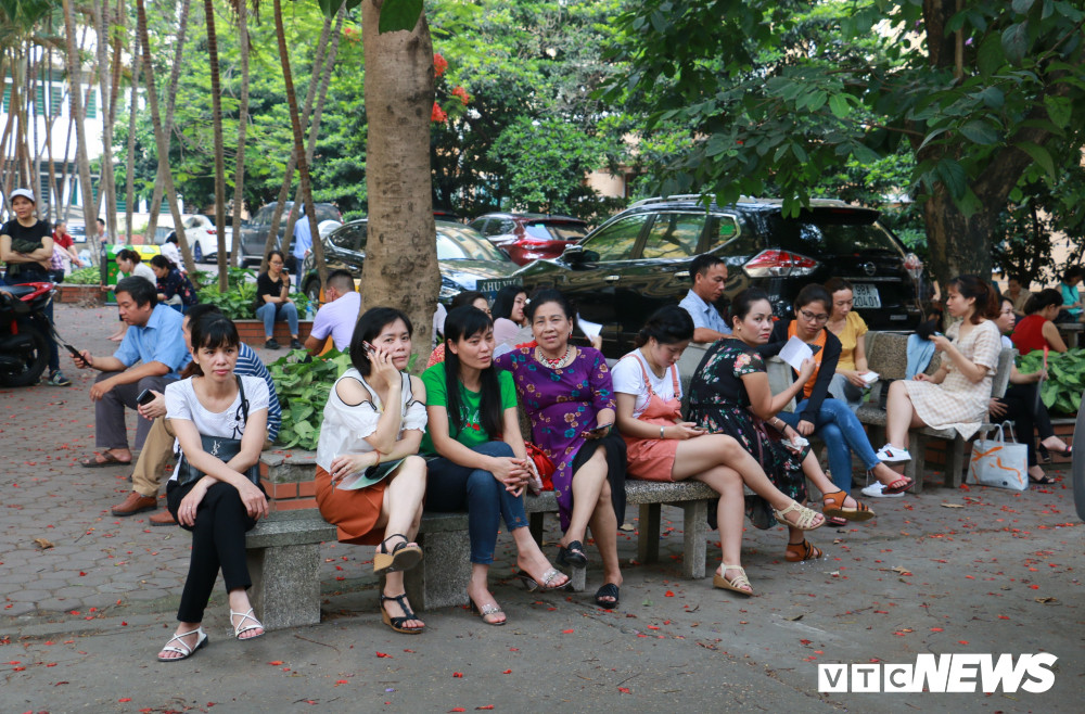 Chị Hoa - một phụ huynh đưa con đến dự thi chia sẻ: "Dù là kỳ thi vào cấp 3 nhưng ngồi chờ đợi con em mình vào thi tôi cũng rất lo lắng. Do từ nhà đến đây khoảng 40km, nên mẹ con tôi ở nhà người thân từ chiều qua"