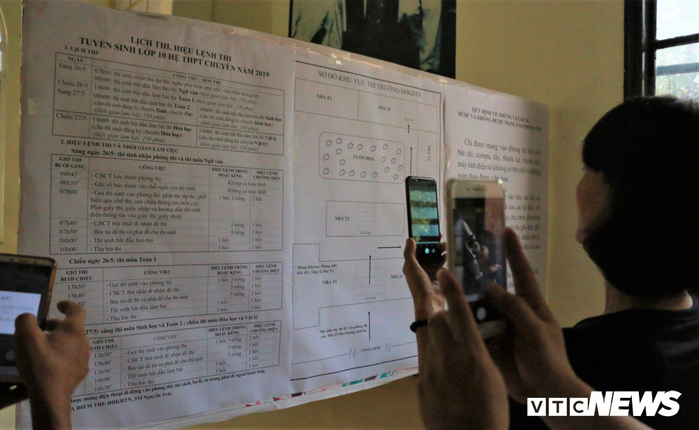 Đến 7h, Hội đồng thi phát thẻ dự thi, phổ biến quy chế và kiểm tra thông tin thí sinh.