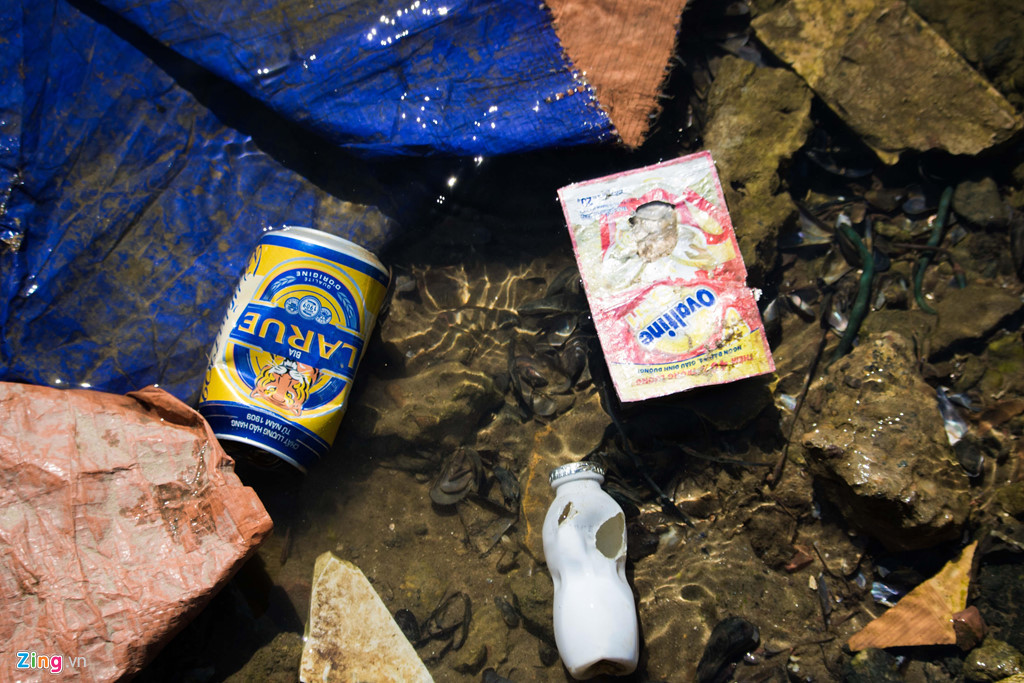 Do lượng rác nhiều, một số chai lọ, bao bì tràn xuống sông khiến nước quanh chân cầu Khuê Đông hôi thối, ven bờ thì nhếch nhác.