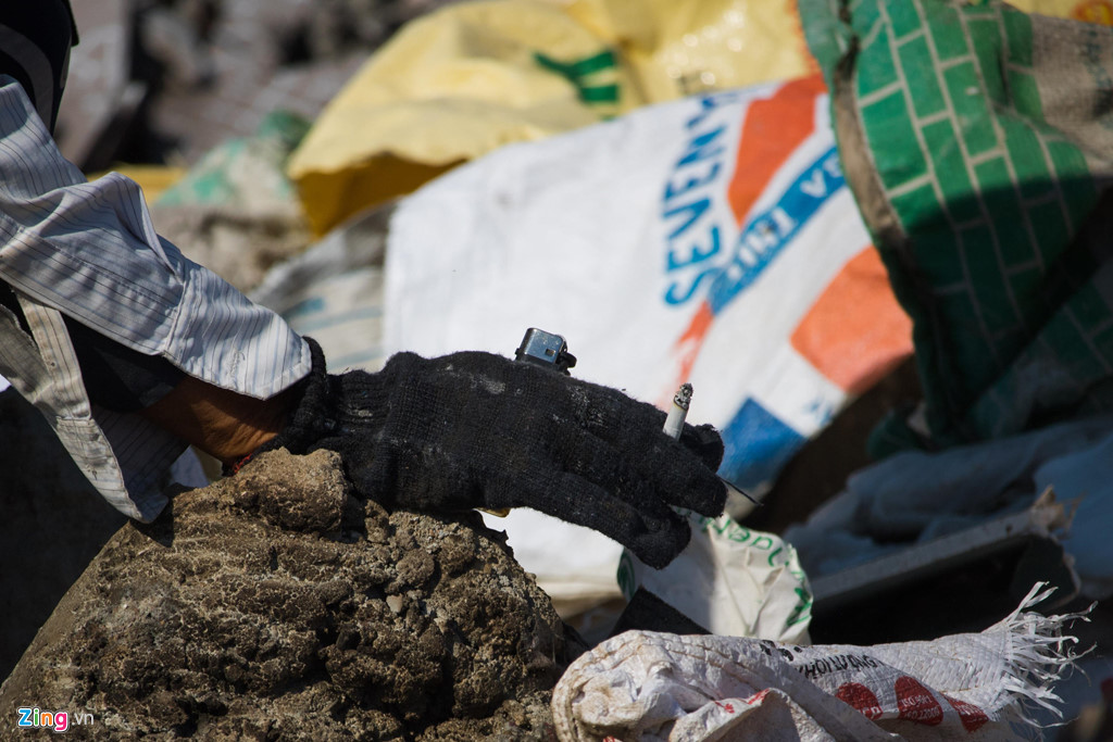 Những người này tự ý gom bao bì thành đống, châm lửa đốt ngay ven sông gây ô nhiễm môi trường.