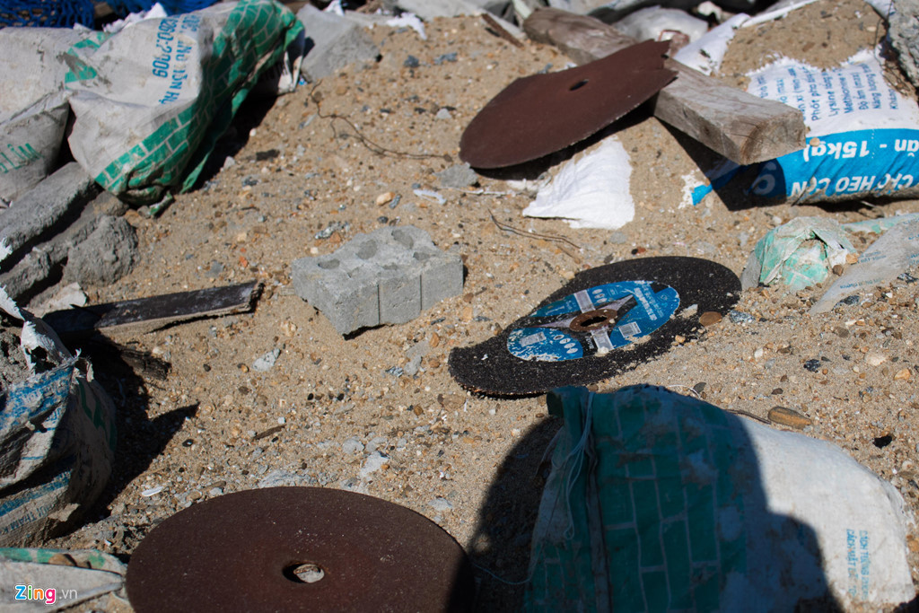 Một người dân địa phương cho biết bãi rác này xuất hiện khoảng 4 tháng trở lại đây, cứ đêm xuống là xe tải nối đuôi chở rác về đây đổ. Chỉ trong hơn 2 tháng, bãi rác này chất thành đống cao khiến người dân lo lắng.