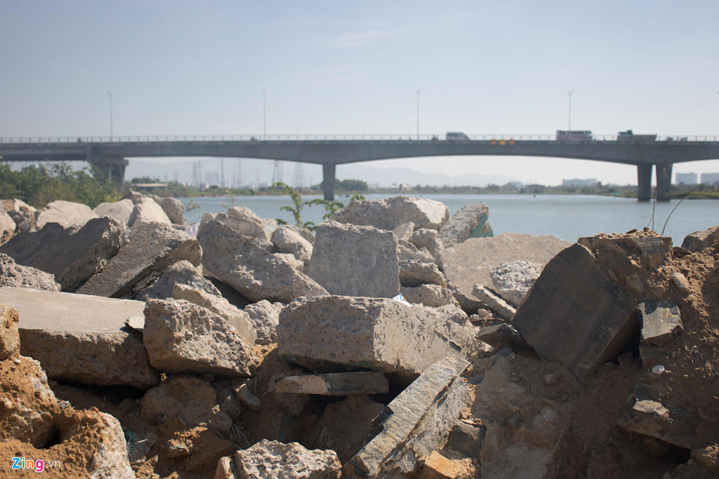 Theo UBND phường Hòa Xuân, quận Cẩm Lệ, trên địa bàn phường đã cắm các bảng cấm đổ xà bần tại các khu đất trống, đồng thời bố trí các điểm cho phép tập kết xà bần để thuận tiện cho việc thu gom. Tuy nhiên, tình trạng đổ rác bừa bãi ngay bên bờ sông Đô Tỏa vẫn chưa được giải quyết triệt để, địa phương đang lên phương án để xử lý triệt để bãi rác trên.