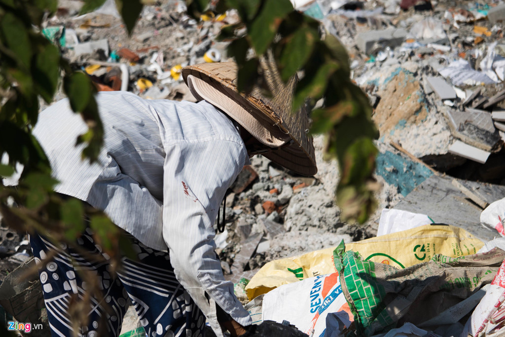 Khi bãi rác ngày một cao thì có một số người tìm đến mưu sinh. Họ phân loại chai lọ, giấy, gỗ, sắt vụn mang đi bán.
