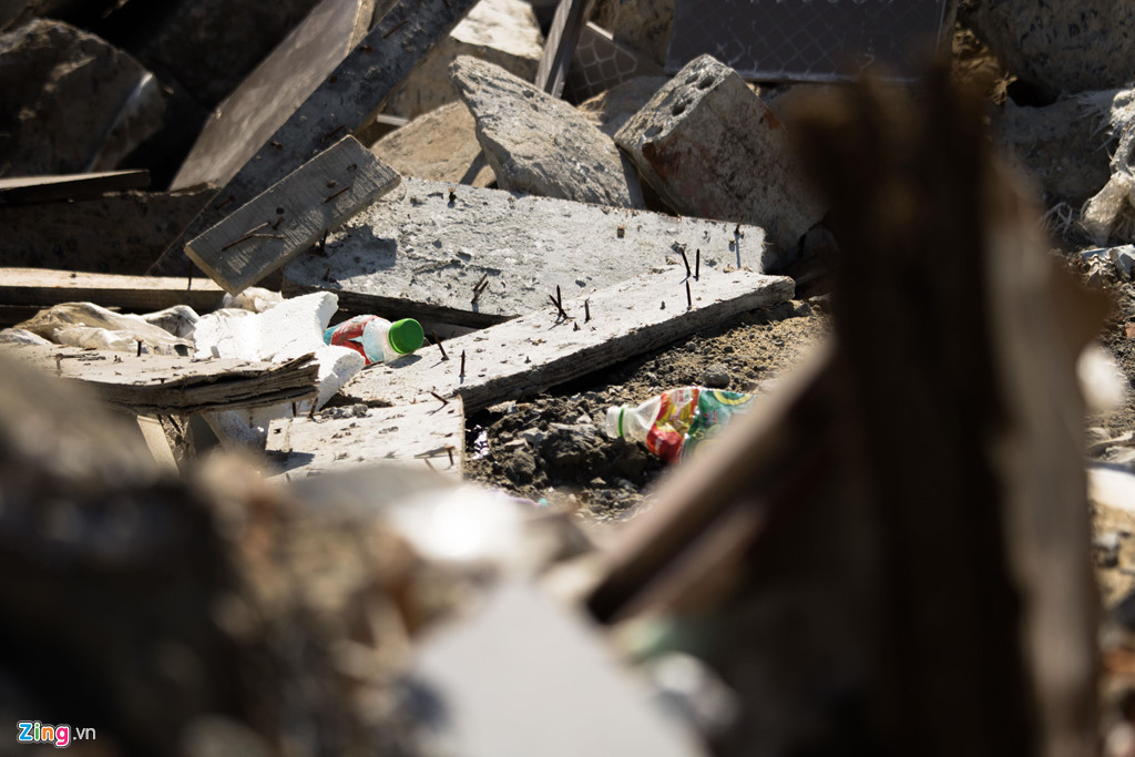 Do bãi rác tự phát, việc đổ diễn ra tự do nên các loại rác không được phân loại, trong đó một số có đinh nhô lên.
