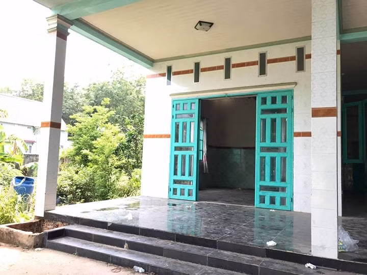 Rạng sáng 19/5, 2 thi thể được xác định danh tính là Trần Đức Linh (quê Nghệ An) và Trần Trí Thành (tạm trú quận Phú Nhuận, TP.HCM). Hai nạn nhân này trong độ tuổi từ 30-35.