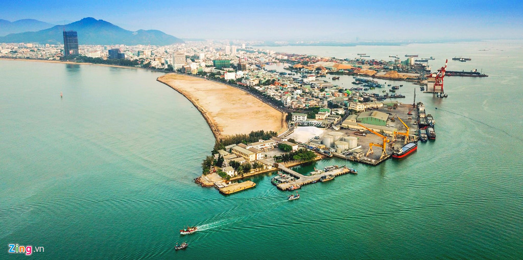 Khu lấn biển Mũi Tấn gần với cửa biển ra vào cảng Quy Nhơn. Trong số 12 ha đất dự án lấn biển Mũi Tấn, địa phương này đồng ý cho doanh nghiệp cắt xén bớt 60% diện tích nhằm trả lại độ cong tự nhiên cho bãi biển. Phần đất còn lại địa phương xây công viên cây xanh, bãi đậu xe, khu dịch vụ du lịch, thương mại, khách sạn cao tầng.