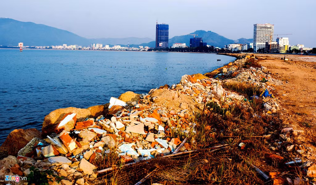 Theo người dân phường Hải Cảng, khu đất bỏ hoang nên mạnh ai nấy đổ xà bần, rác thải gây ô nhiễm môi trường. Nơi đây cũng từng xảy ra hỏa hoạn khiến người dân một phen hoảng loạn.