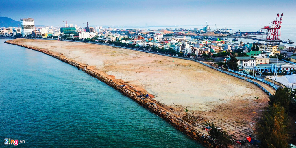 Năm 2013, Bình Định đồng ý cho một doanh nghiệp san lấp lấn biển tại khu vực Mũi Tấn với diện tích hơn 12 ha, chiếm 1 km bờ biển Quy Nhơn để làm cáp treo phục vụ du lịch. Tuy nhiên, sau khi san lấp, nhà đầu tư không thực hiện dự án cáp treo khiến khu đất bị bỏ hoang.