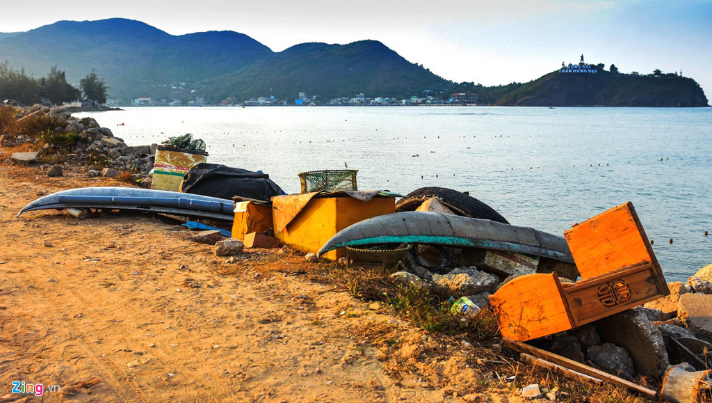 Ông Hồ Quốc Dũng, Chủ tịch UBND tỉnh Bình Định, lý giải khu lấn biển Mũi Tấn bỏ hoang nhiều năm qua do giữa lãnh đạo tỉnh và nhà đầu tư không thống nhất được quy hoạch và chưa tạo sự đồng thuận trong nhân dân. Năm nay, địa phương quyết xây xong bờ kè biển và công viên, trả lại không gian sinh hoạt cho người dân và du khách.