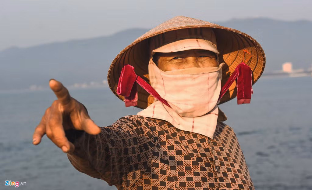 "Những năm trước họ rào chắn vây kín xung quanh gây ngột ngạt cho khu dân cư bên trong. Thời gian gần đây cơ quan chức năng của tỉnh tháo dỡ một số đoạn để dọn vệ sinh, chúng tôi mới có thể vào phơi cá tạm đỡ phải đi xa", bà Hà chỉ tay về phía hàng rào tôn chắn của khu đất nói.