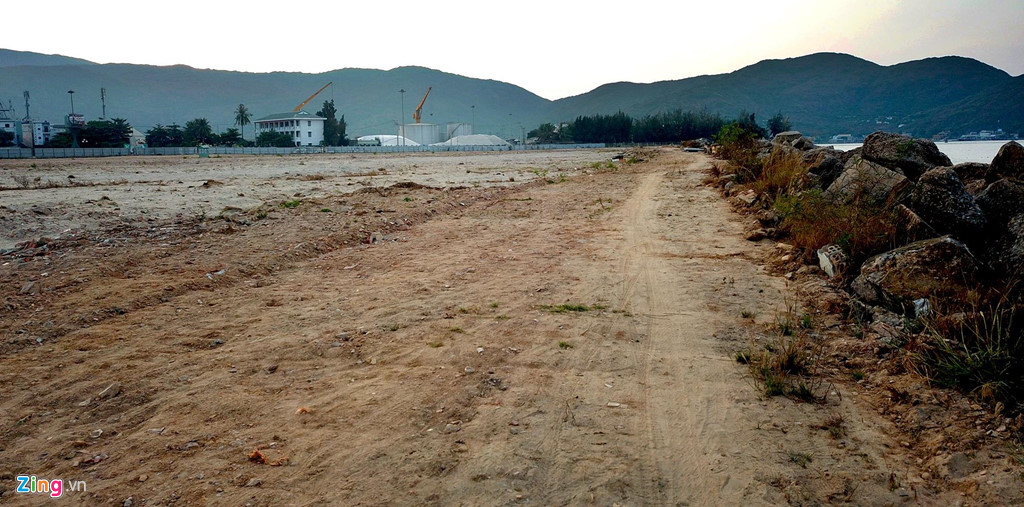 Ông Nguyễn Thế Phụng (phường Hải Cảng) cho hay trước đây, tỉnh cho doanh nghiệp lấn biển, tác động dòng chảy, bít lối ra biển của dân rõ ràng là sai. Giờ biết địa phương cải tạo trả lại vẻ đẹp cho bãi biển Quy Nhơn và làm công viên công cộng, người dân nghe mừng vui lắm.