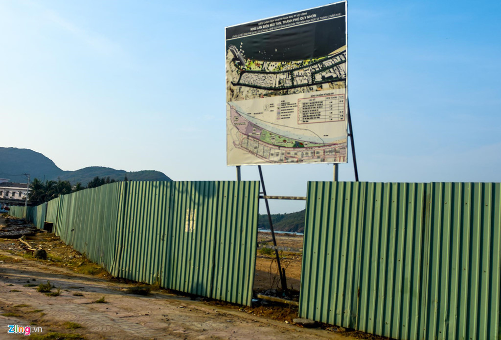 Đồ án điều chỉnh quy hoạch khu lấn biển Mũi Tấn được dựng bên bờ biển công khai với người dân. “Thiết kế hiện nay là phù hợp, tương lai trên khu lấn biển sẽ có công viên công cộng, phần diện tích nhỏ là khu khách sạn, thương mại dịch vụ, bến du thuyền, không có biệt thự. Chúng tôi đã cho người lấy ý kiến và người dân rất đồng thuận”, ông Dũng cho biết thêm.