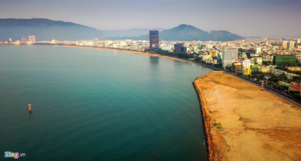 Bờ biển Quy Nhơn dài 5 km có độ cong "vầng trăng khuyết" tuyệt đẹp từ Mũi Tấn đến Ghềnh Ráng bị biến dạng bởi phần san lấp.
