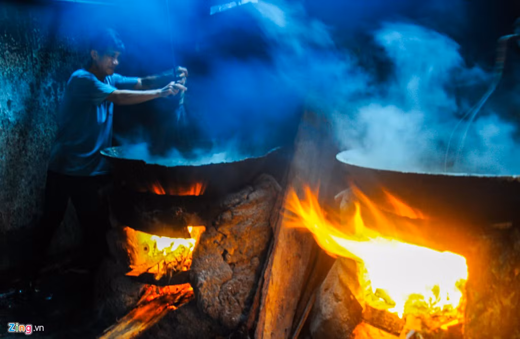 Tùy theo từng loại thủy sản, họ để nguyên con hoặc cắt thành lát để đưa vào lò hấp giữa những ngày tiết trời nắng nóng xấp xỉ 40 độ C. Theo Ban quản lý chợ cá Hải Cảng, khu chợ được thành lập từ năm 1968, đến năm 2.000, UBND TP Quy Nhơn đầu tư nâng cấp.