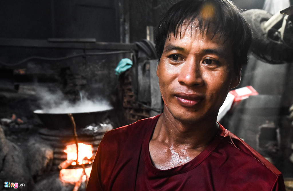 Hơn 18 năm gắn bó với nghề, ông Nguyễn Văn Hiền (ngụ xã Phước An, huyện Tuy Phước) nói nghề cực, suốt ngày quẩn quanh bên lò lửa, sơ sẩy là bỏng tay nhưng cũng đành chấp nhận.