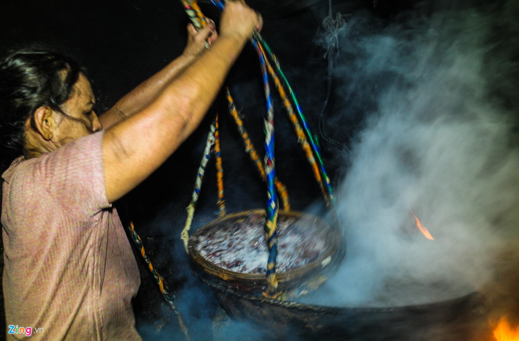 Người lao động nơi đây còn phải hít thở khói mịt mù bốc lên từ lò hấp cá, trong không gian ẩm thấp. Hàng ngày họ túc trực bên lò hừng hực lửa từ lúc cho cá vào lò hấp đến lúc vớt cá ra, từ 6h sáng đến 14h.