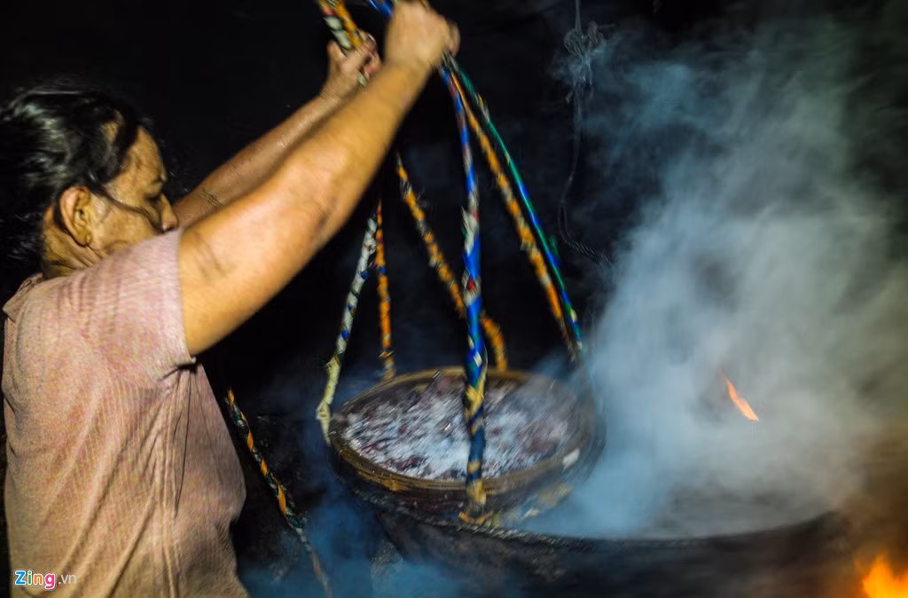 Người lao động nơi đây còn phải hít thở khói mịt mù bốc lên từ lò hấp cá, trong không gian ẩm thấp. Hàng ngày họ túc trực bên lò hừng hực lửa từ lúc cho cá vào lò hấp đến lúc vớt cá ra, từ 6h sáng đến 14h.