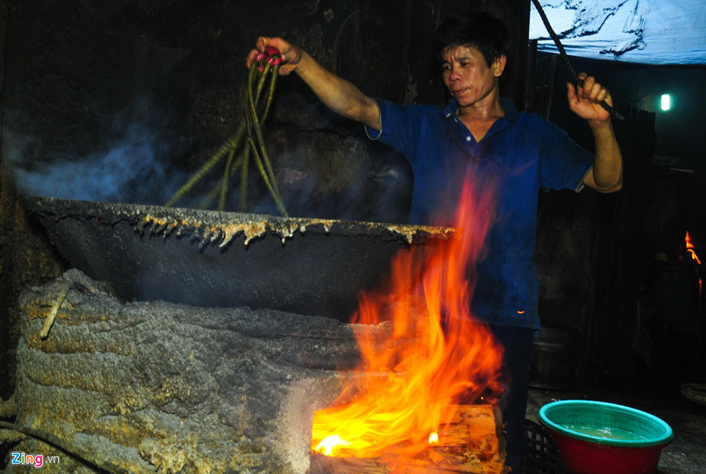 Mồ hôi ướt đẫm áo, ông Nguyễn Văn Thọ (ngụ xã Phước An, huyện Tuy Phước), cho hay mỗi ngày đứng bên lò lửa hấp cá suốt 5-7 giờ. "Khăn chườm đá lạnh lau mồ hôi liên tục nhưng lò lửa cháy ngùn ngụt như hút hết nước cơ thể. Đêm về tức ngực, khó thở, nhiều hôm tôi ăn cơm không nổi. Cuộc sống mưu sinh phải cố gắng thôi", ông Thọ thổ lộ.