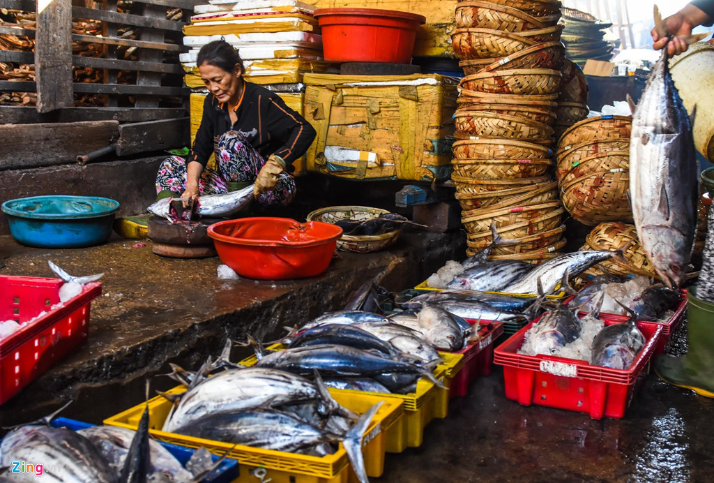 "Khoảng 1-2h sáng, vợ chồng tôi cùng khoảng 150 người lao động khác rời nhà đến Cảng Quy Nhơn chờ mua mực, cá nục, cá cơm, cá ngừ sọc dưa... rồi thuê xe xích lô hoặc ba gác chở về lò hấp lúc trời rạng đông", ông Trần Văn Thanh (ngụ huyện Tuy Phước) cho biết.