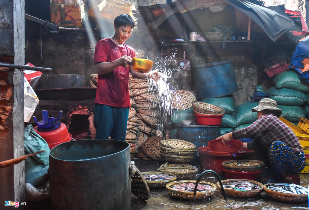 Thống kê của Ban Quản lý chợ cá Hải Cảng, trung bình mỗi ngày họ sơ chế, hấp vài trăm sọt cá, mực... mang lại thu nhập cho mỗi lao động từ 170.000 đến 250.000 đồng.