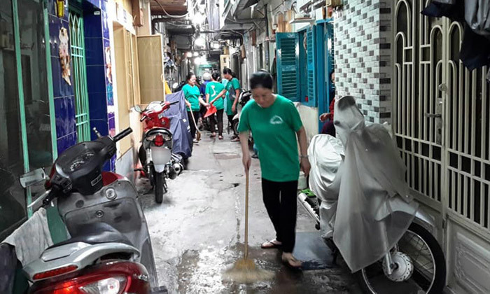 'Dat du' Sai Gon: Anh cong an ngoi doc sach giua duong de canh toi pham-Hinh-3