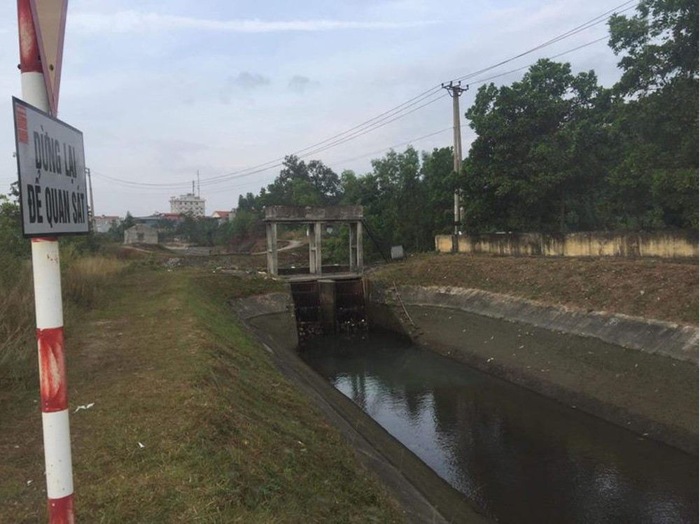 Bang hoang phat hien thi the nguoi canh xe may duoi muong nuoc