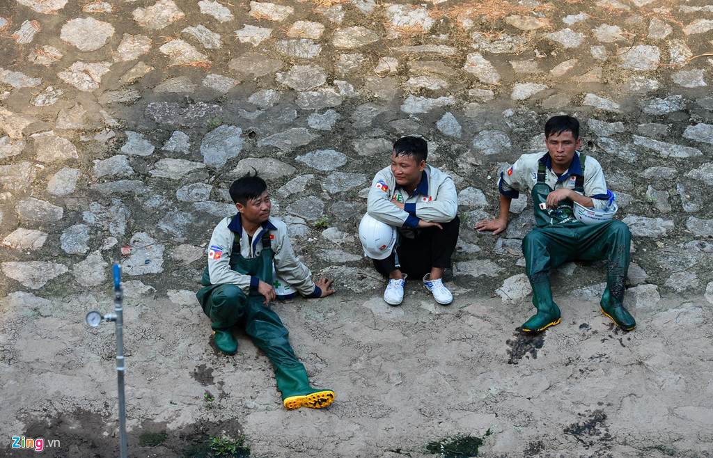 Cơ quan khí tượng cho hay ngày (18/5), nắng nóng gay gắt tiếp tục diễn ra trên diện rộng ở Bắc Bộ và Trung Bộ với nhiệt độ cao nhất phổ biến 36-39 độ, riêng khu vực Bắc Bộ và vùng núi các tỉnh Trung Bộ có nơi xảy ra nắng nóng đặc biệt gay gắt với nhiệt độ cao nhất trên 40 độ C. Thời gian có nhiệt độ trên 35 độ C từ 10h đến 17h. Đợt nắng nóng kéo dài đến ngày 19/5 ở các tỉnh Bắc Bộ, Bắc Trung Bộ và đến ngày 20/5 ở các tỉnh ven biển Trung và Nam Trung Bộ.