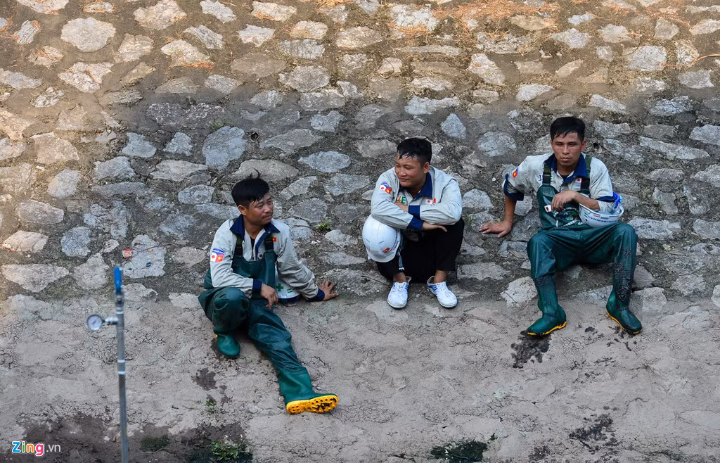 Cơ quan khí tượng cho hay ngày (18/5), nắng nóng gay gắt tiếp tục diễn ra trên diện rộng ở Bắc Bộ và Trung Bộ với nhiệt độ cao nhất phổ biến 36-39 độ, riêng khu vực Bắc Bộ và vùng núi các tỉnh Trung Bộ có nơi xảy ra nắng nóng đặc biệt gay gắt với nhiệt độ cao nhất trên 40 độ C. Thời gian có nhiệt độ trên 35 độ C từ 10h đến 17h. Đợt nắng nóng kéo dài đến ngày 19/5 ở các tỉnh Bắc Bộ, Bắc Trung Bộ và đến ngày 20/5 ở các tỉnh ven biển Trung và Nam Trung Bộ.