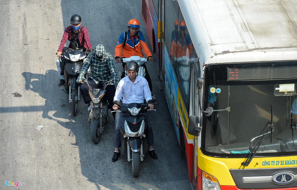 Những khoảng bóng râm nhỏ bé nhất cũng được người đi đường tận dụng, như nép sát vào xe buýt.