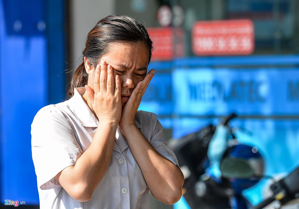 Người phụ nữ nhăn nhó khi đôi bàn tay không đủ dùng để che mặt trước ánh nắng chói chang. Trong các ngày 18-19/5, chỉ số cảnh báo tia tử ngoại (UV) có giá trị từ 7-9 tại Hà Nội, Đà Nẵng và TP.HCM ứng với mức ảnh hưởng nguy cơ gây hại cao với cơ thể con người khi tiếp xúc trực tiếp ánh nắng. 