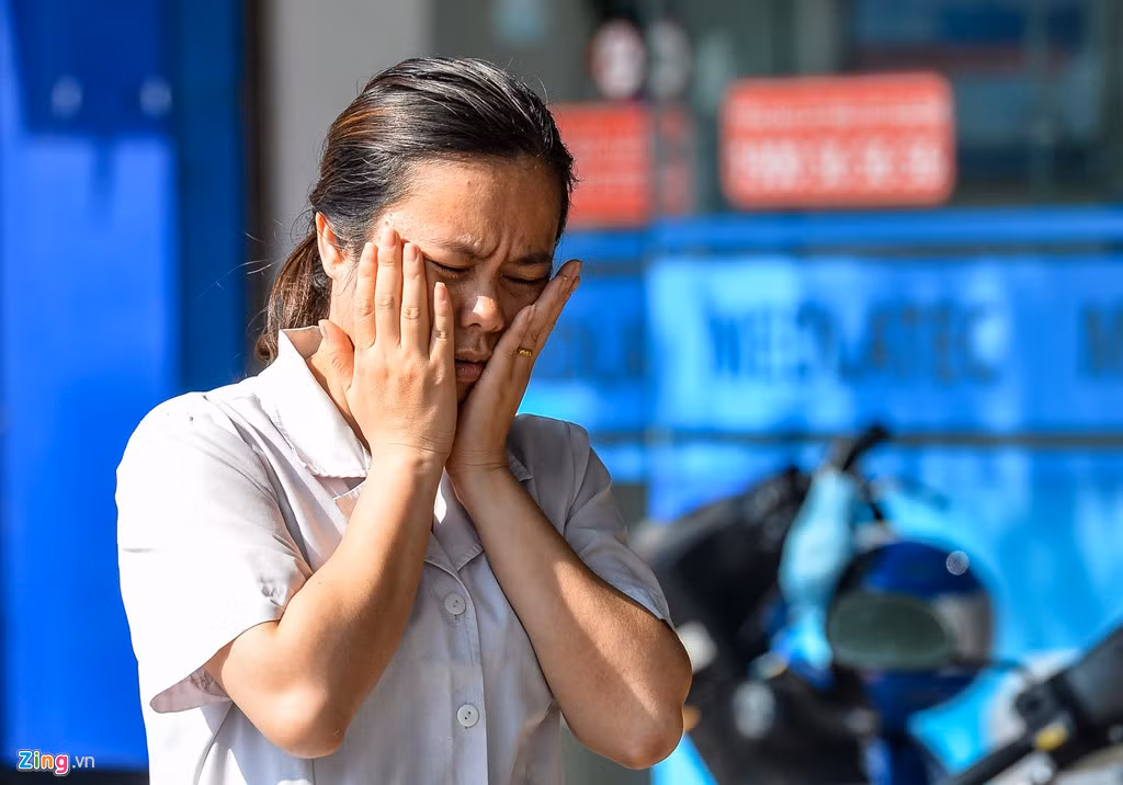 Người phụ nữ nhăn nhó khi đôi bàn tay không đủ dùng để che mặt trước ánh nắng chói chang. Trong các ngày 18-19/5, chỉ số cảnh báo tia tử ngoại (UV) có giá trị từ 7-9 tại Hà Nội, Đà Nẵng và TP.HCM ứng với mức ảnh hưởng nguy cơ gây hại cao với cơ thể con người khi tiếp xúc trực tiếp ánh nắng. 