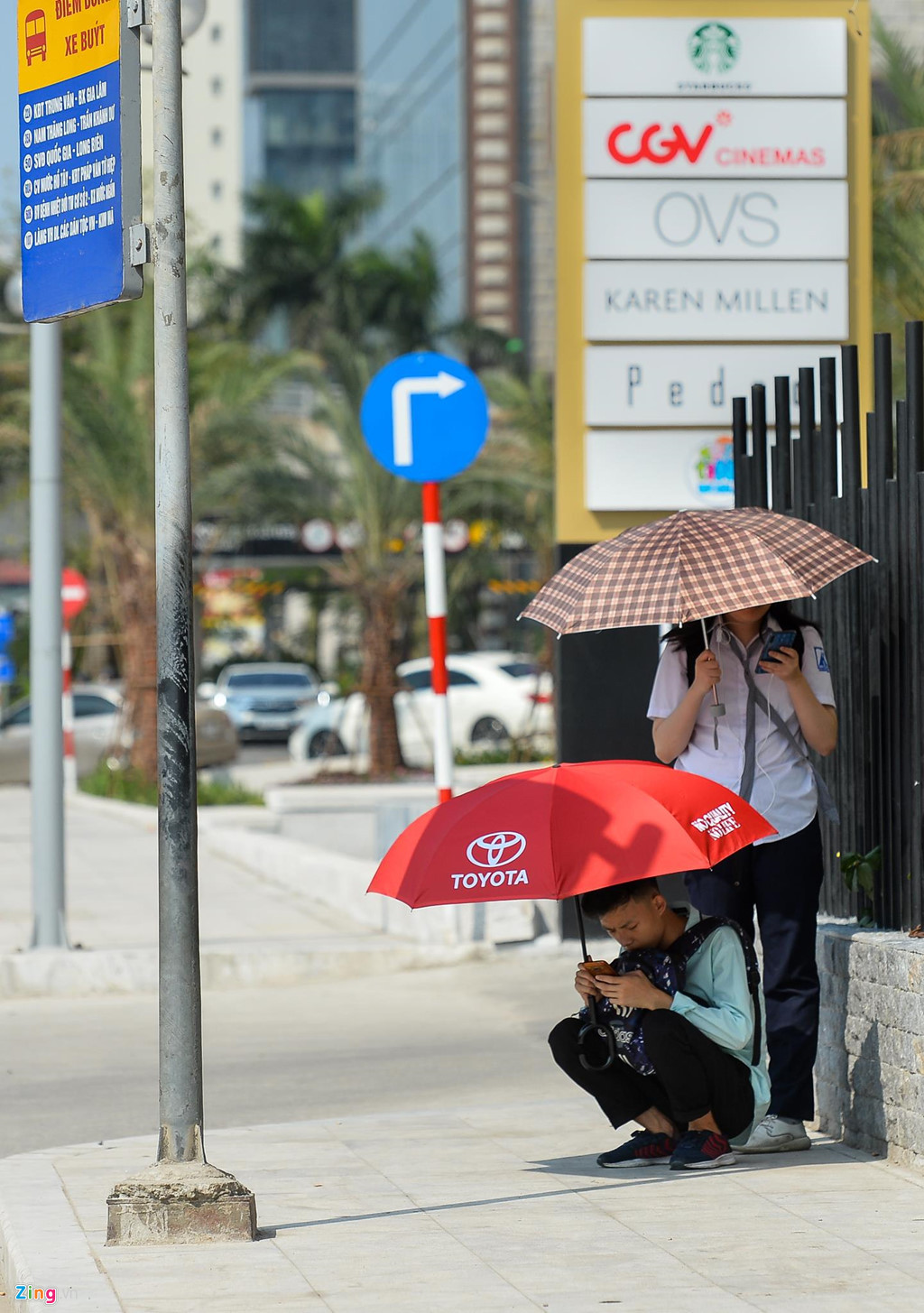 Nhiều người còn tranh thủ tránh nắng nhờ vào bóng của biển chỉ dẫn ở bến xe buýt. Nắng nóng kết hợp với độ ẩm xuống thấp có thể gây ra tình trạng mất nước, kiệt sức, đột quỵ khi ở ngoài trời quá lâu.