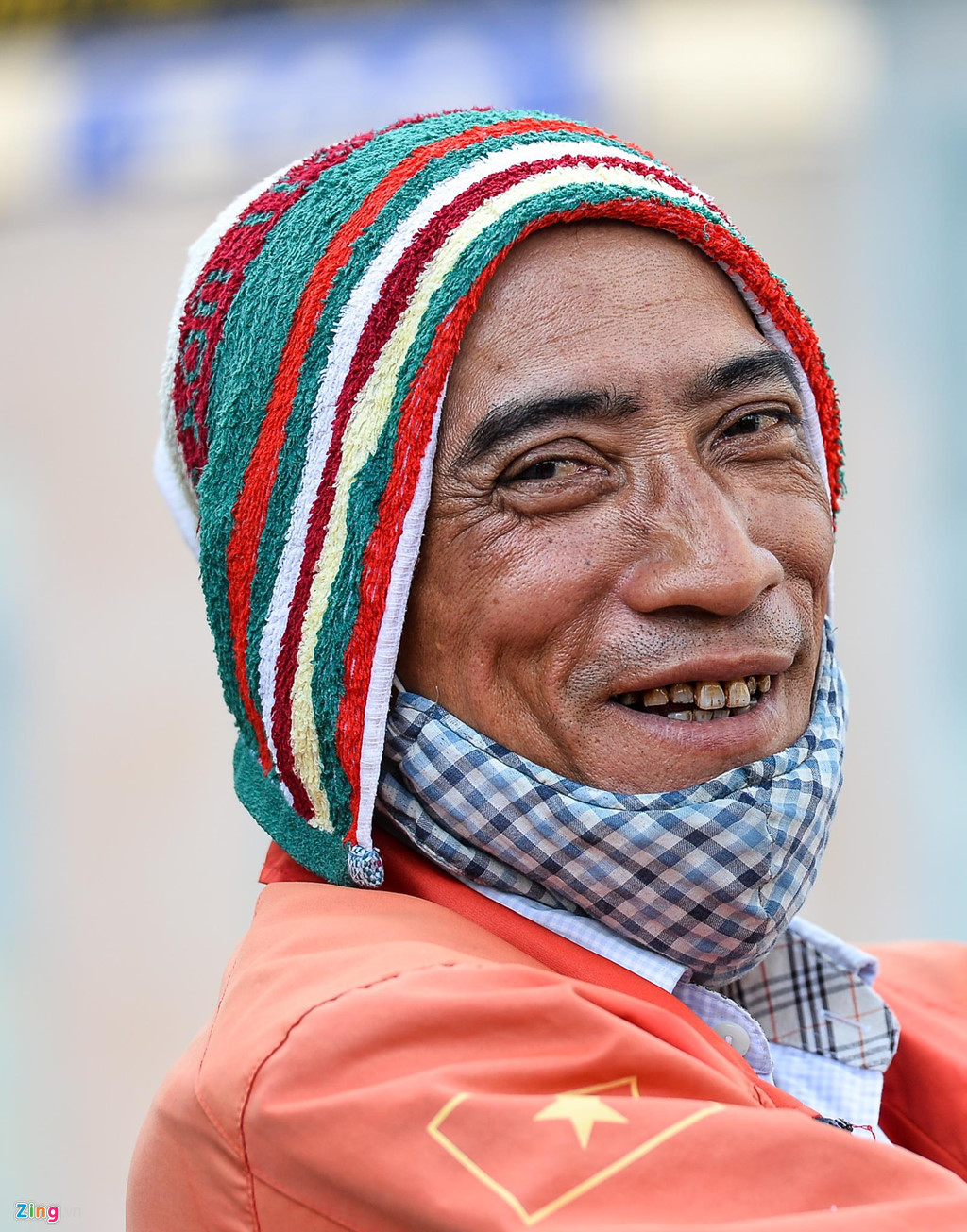 Một tài xế xe ôm trên đường Nguyễn Chí Thanh dùng khăn mặt dấp nước đá để làm mát đầu. Ông cho biết buổi trưa nóng nực, mệt mỏi nhưng do ít lái xe bật ứng dụng giờ này nên ông chạy được nhiều cuốc hơn.