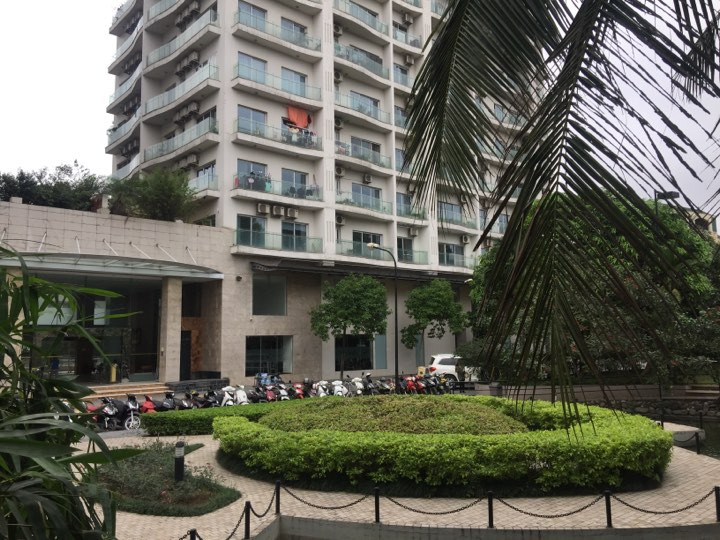 Cũng trong trưa ngày 9/5, lực lượng chức năng cũng có mặt tại chung cư Golden Westlake ở 162a Hoàng Hoa Thám, quận Ba Đình - nơi được cho là nơi ở của ông Bùi Quang Huy, lãnh đạo Công ty Nhật Cường.