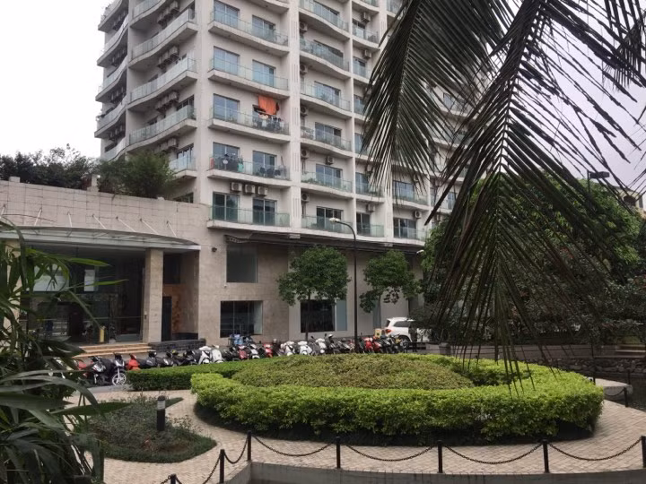 Cũng trong trưa ngày 9/5, lực lượng chức năng cũng có mặt tại chung cư Golden Westlake ở 162a Hoàng Hoa Thám, quận Ba Đình - nơi được cho là nơi ở của ông Bùi Quang Huy, lãnh đạo Công ty Nhật Cường.