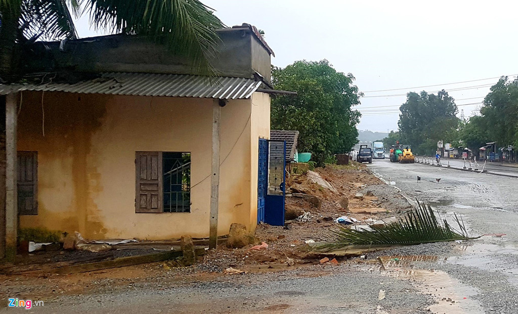 Hiện có 111 yêu cầu hỗ trợ nứt nhà do thi công.Trong đó, người dân xã Bình Chánh liên tục cản trở khiến 380 m chưa thể thảm nhựa được. Huyện Bình Sơn đang vận động các hộ dân lần cuối cùng để bàn giao mặt bằng cho dự án thi công hoàn thành trước 30/6.