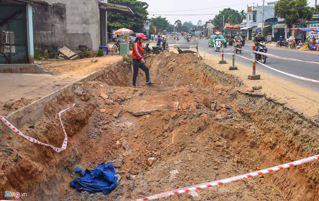Các đơn vị thi công đào hai hố sâu hơn 2 m, dài 10 m tạo nên "bẫy tử thần" ven quốc lộ 1 đoạn qua thôn Liên Trì, xã Bình Hiệp (huyện Bình Sơn).