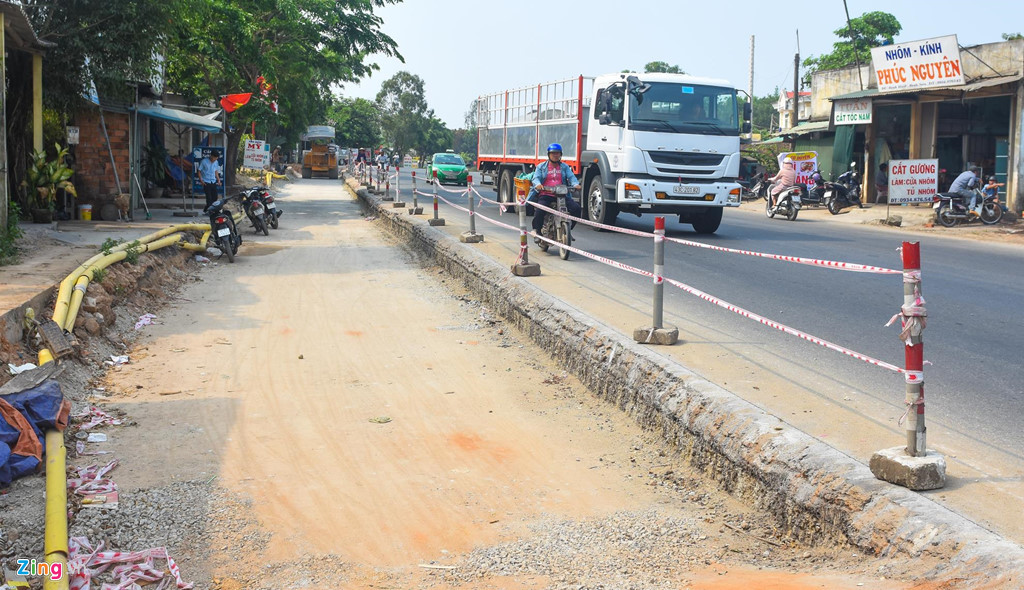 "Cách đây ít hôm, một thanh niên chạy xe máy ngã xuống rãnh ven đường bất tỉnh, người dân phải đưa anh ta đi cấp cứu. Trước đó, vài người cũng chạy xe máy ngã xuống đây gãy tay, trật khớp vai", chị Võ Thị Dân Ni (ngụ xã Bình Hiệp) cho hay.