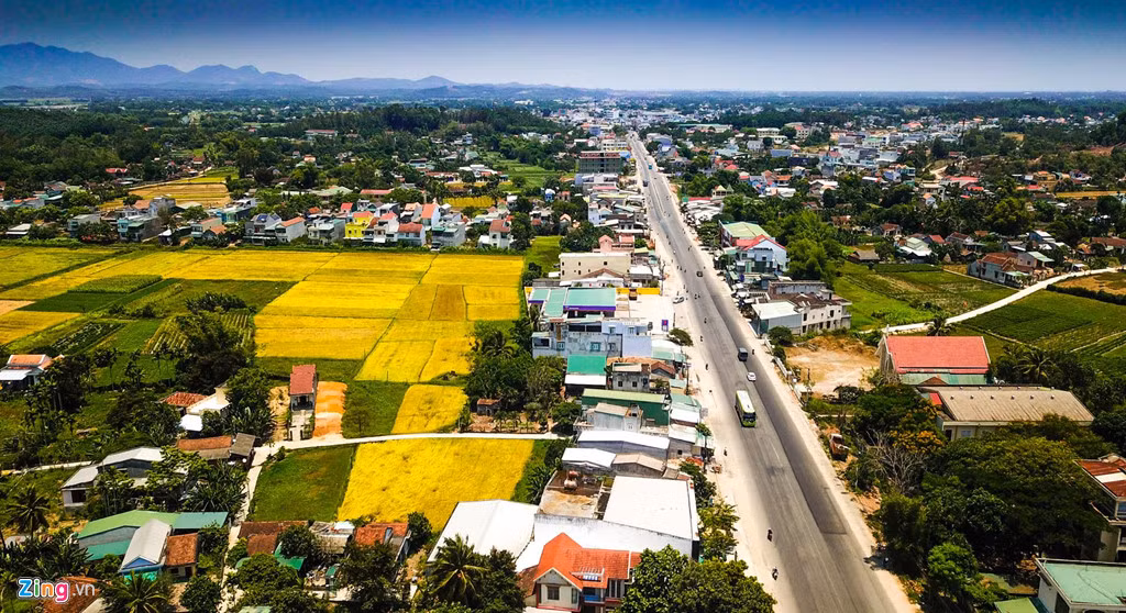 Khởi công từ năm 2016, trải qua ba năm thi công với 8 lần gia hạn tiến độ nhưng đến nay dự án nâng cấp, mở rộng quốc lộ 1 đoạn qua huyện Sơn Tịnh và Bình Sơn (Quảng Ngãi) vẫn chưa hoàn thành.