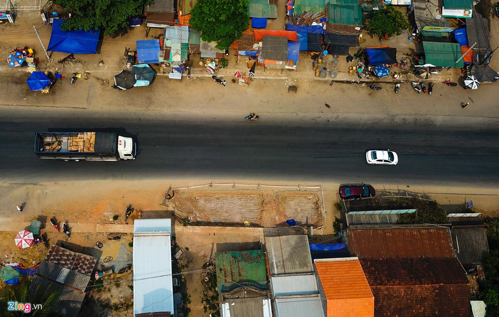 Hố sâu ven quốc lộ 1 phía trước chợ Liên Trì, khu dân cư đông đúc có nguy cơ gây tai nạn giao thông.